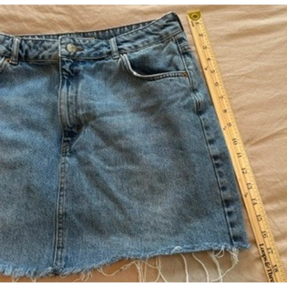 Topshop MOTO Blue Denim Mini Skirt Raw Hem High Waisted Size 10 Medium Wash
